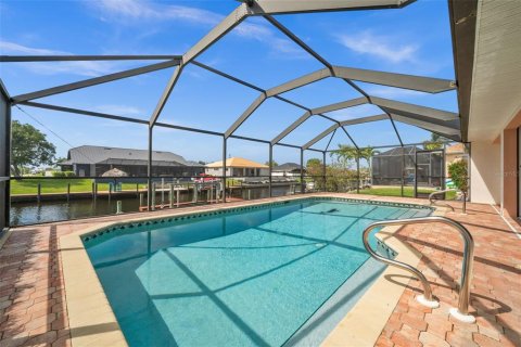 House in Cape Coral, Florida 3 bedrooms, 172.43 sq.m. № 1631587 - photo 5