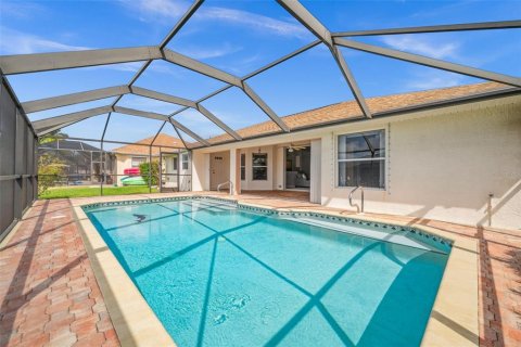 House in Cape Coral, Florida 3 bedrooms, 172.43 sq.m. № 1631587 - photo 6