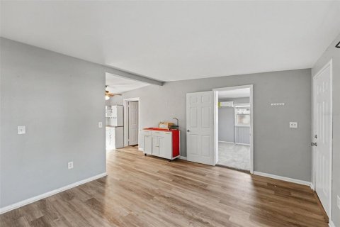 House in Seminole, Florida 3 bedrooms, 93.27 sq.m. № 2116035 - photo 6