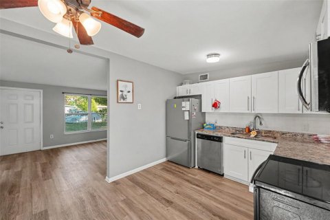 House in Seminole, Florida 3 bedrooms, 93.27 sq.m. № 2116035 - photo 9