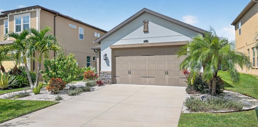 Casa en ESTANCIA
en Wesley Chapel, Florida 3 dormitorios, 149.57 m2 № 1910856