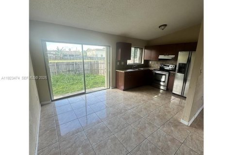 Touwnhouse à louer à Homestead, Floride: 3 chambres, 89.56 m2 № 1977449 - photo 4