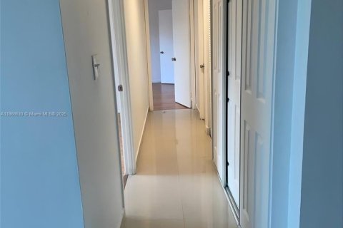Condo in Miami, Florida, 2 bedrooms  № 1896724 - photo 4