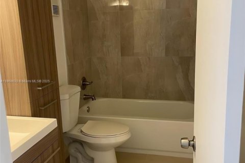 Condo in Miami, Florida, 2 bedrooms  № 1896724 - photo 7