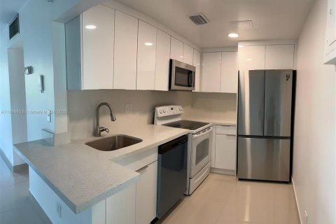 Condo in Miami, Florida, 2 bedrooms  № 1896724 - photo 1