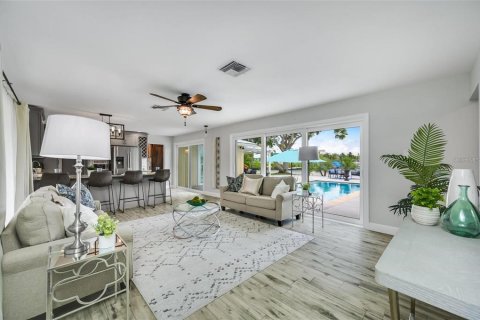 House in Apollo Beach, Florida 3 bedrooms, 125.23 sq.m. № 1913301 - photo 4