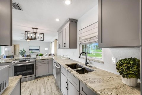 House in Apollo Beach, Florida 3 bedrooms, 125.23 sq.m. № 1913301 - photo 7