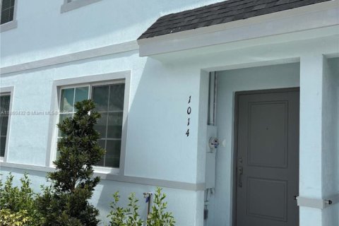 Townhouse in Florida City, Florida 3 bedrooms № 1887721 - photo 2