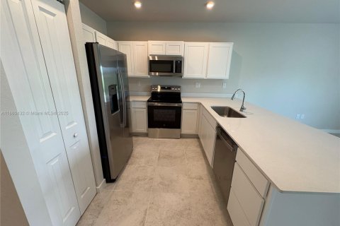 Townhouse in Florida City, Florida 3 bedrooms № 1887721 - photo 7