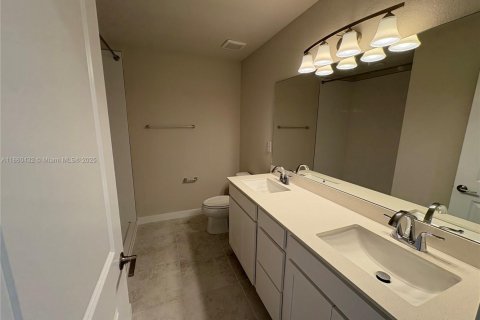 Townhouse in Florida City, Florida 3 bedrooms № 1887721 - photo 16