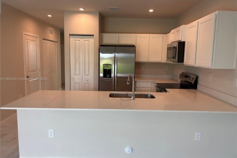 Townhouse in Florida City, Florida 3 bedrooms № 1887721 - photo 8