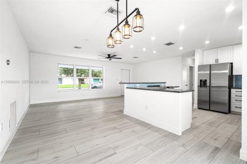 House in Miramar, Florida 3 bedrooms, 117.99 sq.m. № 2365949 - photo 16