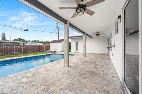 House in Miramar, Florida 3 bedrooms, 117.99 sq.m. № 2365949 - photo 6