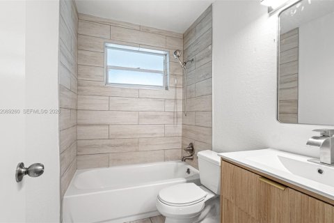 House in Miramar, Florida 3 bedrooms, 117.99 sq.m. № 2365949 - photo 20