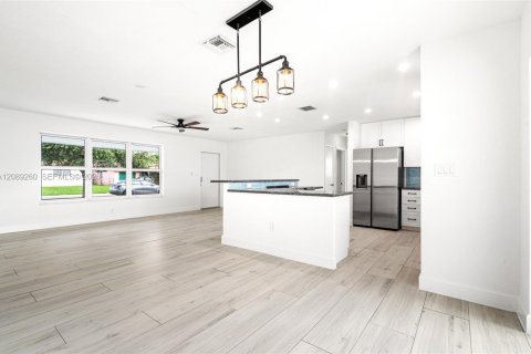 House in Miramar, Florida 3 bedrooms, 117.99 sq.m. № 2365949 - photo 15