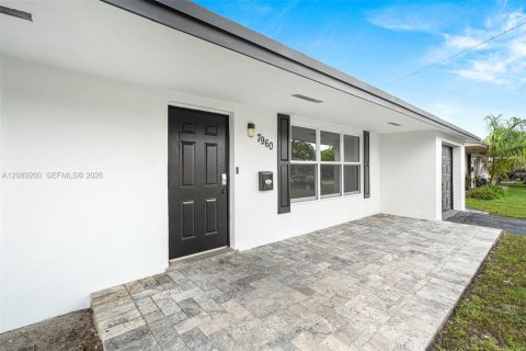 House in Miramar, Florida 3 bedrooms, 117.99 sq.m. № 2365949 - photo 4