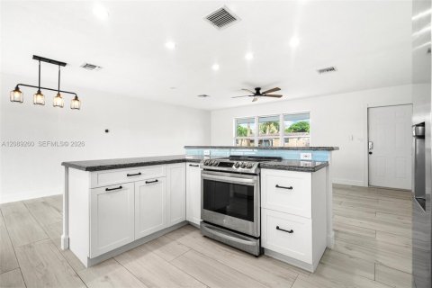 House in Miramar, Florida 3 bedrooms, 117.99 sq.m. № 2365949 - photo 9