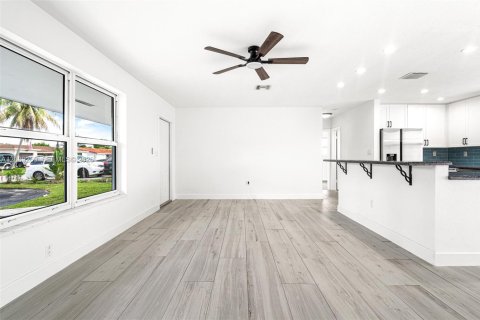 House in Miramar, Florida 3 bedrooms, 117.99 sq.m. № 2365949 - photo 14