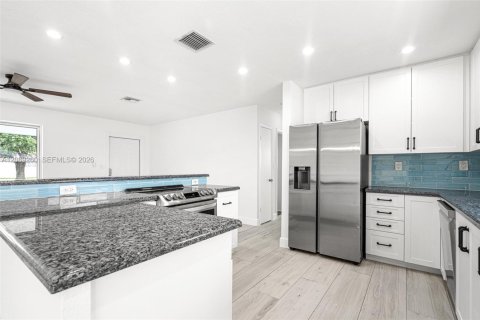 House in Miramar, Florida 3 bedrooms, 117.99 sq.m. № 2365949 - photo 7