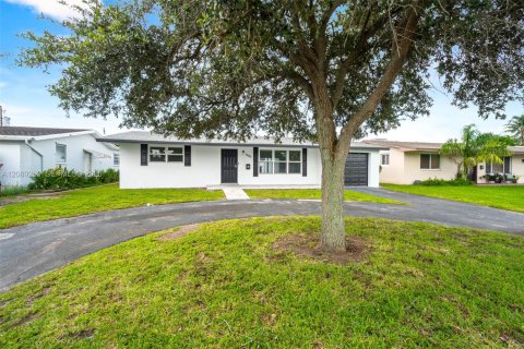 House in Miramar, Florida 3 bedrooms, 117.99 sq.m. № 2365949
