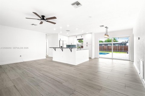 House in Miramar, Florida 3 bedrooms, 117.99 sq.m. № 2365949 - photo 13