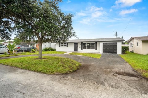 House in Miramar, Florida 3 bedrooms, 117.99 sq.m. № 2365949 - photo 2