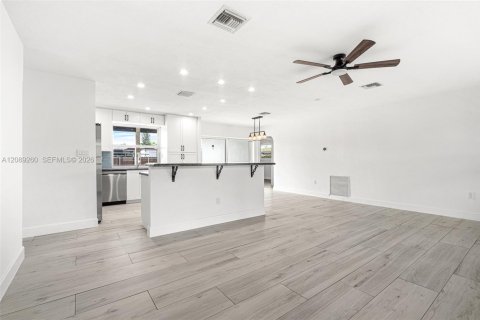 House in Miramar, Florida 3 bedrooms, 117.99 sq.m. № 2365949 - photo 12