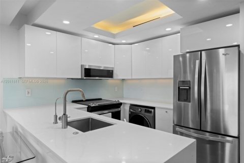 Condo in Miami Beach, Florida, 2 bedrooms № 2075393 - photo 8
