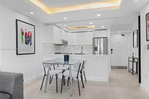 Condo in Miami Beach, Florida, 2 bedrooms № 2075393 - photo 3