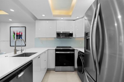 Condo in Miami Beach, Florida, 2 bedrooms № 2075393 - photo 7
