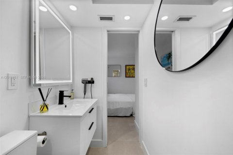 Condo in Miami Beach, Florida, 2 bedrooms № 2075393 - photo 13