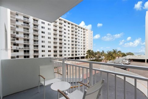 Condo in Miami Beach, Florida, 2 bedrooms № 2075393 - photo 20