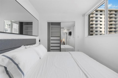 Condo in Miami Beach, Florida, 2 bedrooms № 2075393 - photo 16
