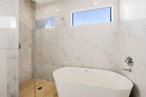 Condo in Miami, Florida, 3 bedrooms  № 2041157 - photo 21