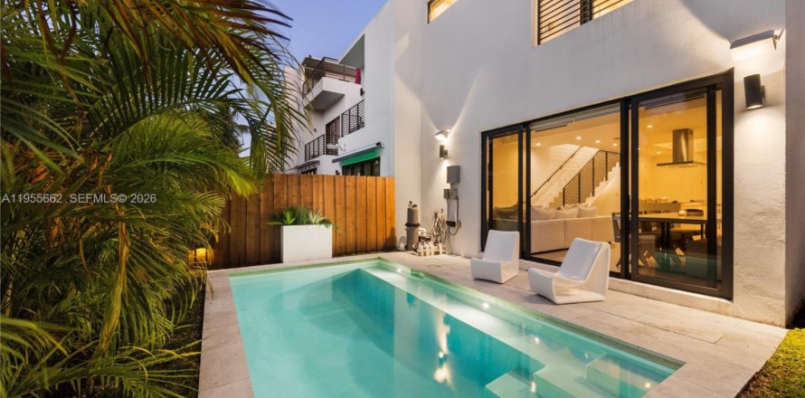 Condo in Miami, Florida, 3 bedrooms  № 2041157