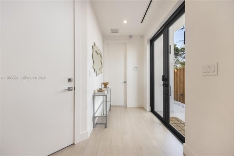 Condo in Miami, Florida, 3 bedrooms  № 2041157 - photo 12