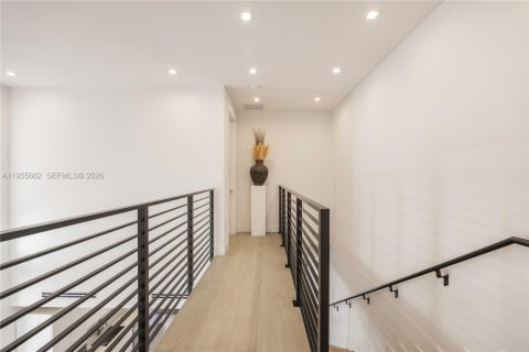 Condo in Miami, Florida, 3 bedrooms  № 2041157 - photo 17