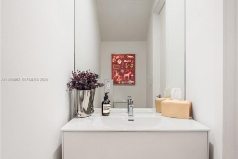 Condo in Miami, Florida, 3 bedrooms  № 2041157 - photo 15