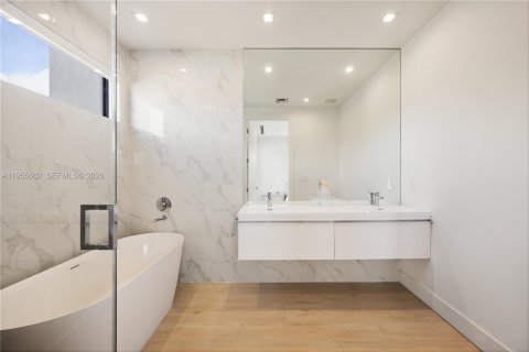 Condo in Miami, Florida, 3 bedrooms  № 2041157 - photo 20