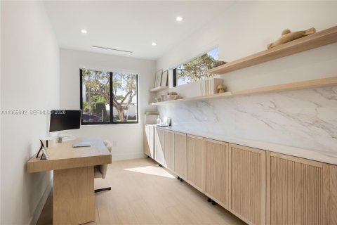 Condo in Miami, Florida, 3 bedrooms  № 2041157 - photo 13