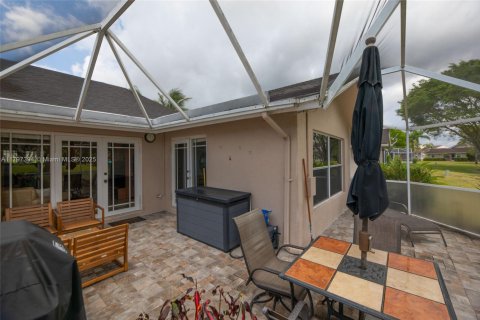 Townhouse in Deerfield Beach, Florida 3 bedrooms, 126.72 sq.m. № 1712914 - photo 13