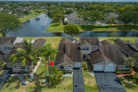 Townhouse in Deerfield Beach, Florida 3 bedrooms, 126.72 sq.m. № 1712914 - photo 1