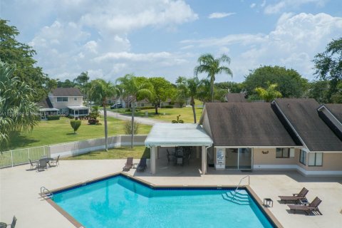 Townhouse in Deerfield Beach, Florida 3 bedrooms, 126.72 sq.m. № 1712914 - photo 29