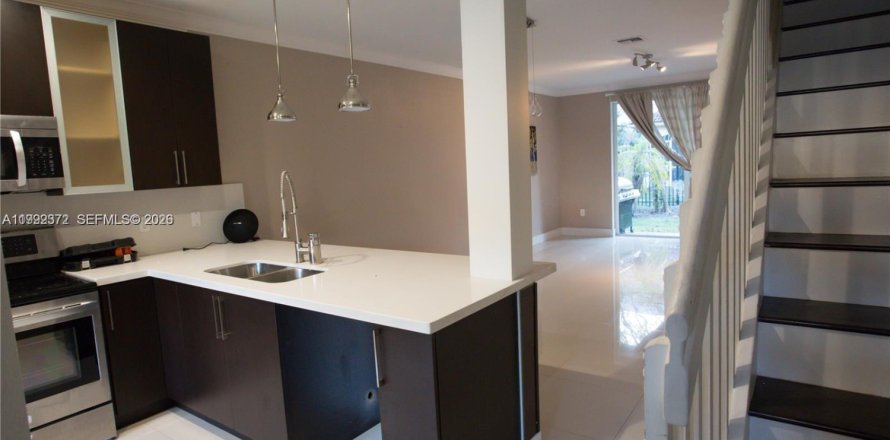 Adosado en Miramar, Florida 2 dormitorios, 98.1 m2 № 2058247