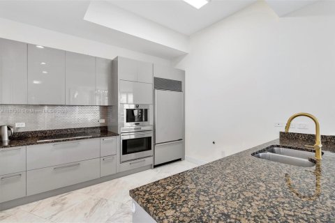 Condo in Sunny Isles Beach, Florida, 2 bedrooms  № 1947324 - photo 14