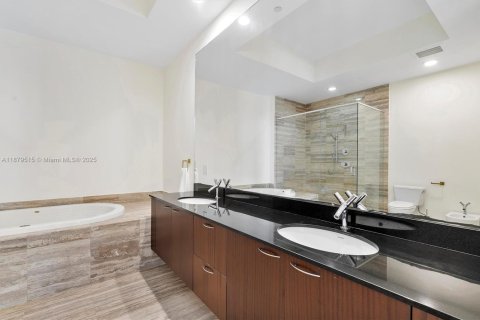 Condo in Sunny Isles Beach, Florida, 2 bedrooms  № 1947324 - photo 22