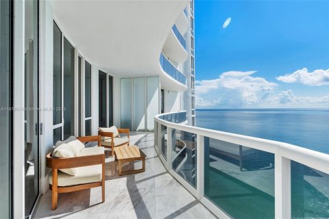 Condo in Sunny Isles Beach, Florida, 2 bedrooms  № 1947324 - photo 27