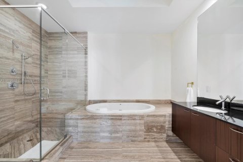 Condo in Sunny Isles Beach, Florida, 2 bedrooms  № 1947324 - photo 20