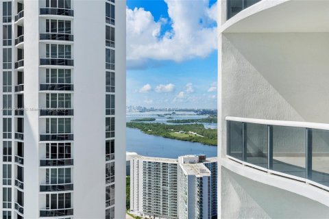 Condo in Sunny Isles Beach, Florida, 2 bedrooms  № 1947324 - photo 24
