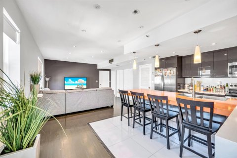Condo in Miami Beach, Florida, 2 bedrooms № 2432292 - photo 2